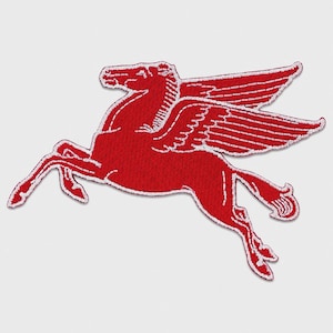 Peut inclure: Un écusson brodé rouge en forme de cheval ailé, communément appelé Pégase. Le motif présente des contours brodés en blanc qui définissent le corps, la crinière, la queue et les grandes ailes déployées du cheval, créant un graphisme net et audacieux.