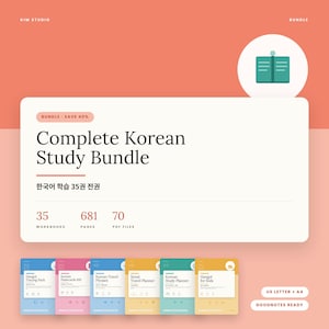 Op de afbeelding: Een digitaal productpakket genaamd Complete Korean Study Bundle met 35 werkboeken, 681 pagina's en 70 PDF-bestanden. De afbeelding bevat zes kleurrijke boekomslagen met de titels Hangul Tracing Pack, Korean Flashcards 100, Korean Travel Phrases, Seoul Travel Planner, Korean Study Planner en Hangul for Kids.