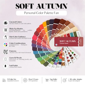 Pode incluir: Um leque de paleta de cores pessoal Soft Autumn com uma disposição circular de amostras de cores em tons quentes e suaves. O leque inclui seções para maquiagem, cor de cabelo, combinações de cores, padrões, gemas, metais e esmaltes.