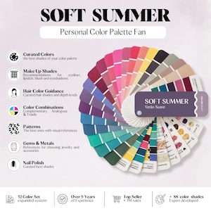 Pode incluir: Um leque de paleta de cores pessoais Soft Summer com uma disposição circular de amostras de cores em tons de rosa, roxo, azul, verde e neutros. O leque inclui etiquetas de texto para maquilhagem, cabelo, padrões, gemas e vernizes.