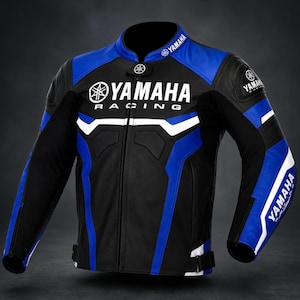 Könnte beinhalten: Eine schwarz-blau-weiße Motorradjacke mit dem Yamaha Racing-Logo auf Brust, Schultern und Kragen. Die Jacke verfügt über einen durchgehenden Frontreißverschluss, einen Stehkragen mit Druckknopfverschluss und weiße Akzente an den Ärmeln.
