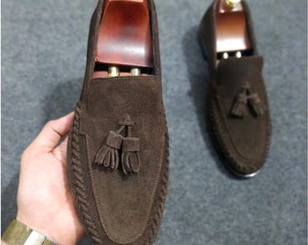 Handgemaakte bruine suède loafers: instappers van leer voor heren