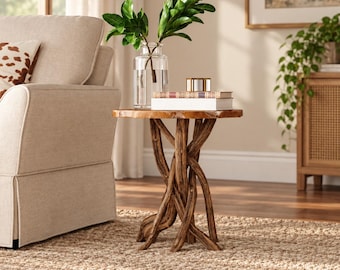Tavolino d'appoggio rustico in legno con bordo naturale, base a ramo, mobile d'arredo naturale fatto a mano.