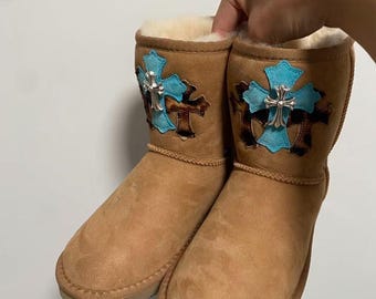 Botas UGG personalizadas con diseño de corazones cromados