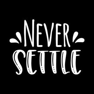 Puede incluir: Un diseño gráfico que presenta el texto blanco NEVER SETTLE en una fuente estilizada escrita a mano sobre un fondo negro sólido. La palabra NEVER se coloca sobre la palabra SETTLE, con pequeñas formas decorativas de gotas blancas a los lados.