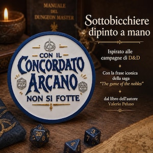 Può includere: Un sottobicchiere rotondo dipinto a mano con centro bianco e bordo blu. Presenta il testo CON IL CONCORDATO ARCANO NON SI FOTTE in blu, con dettagli metallici color argento che includono un simbolo circolare e due icone di dadi.