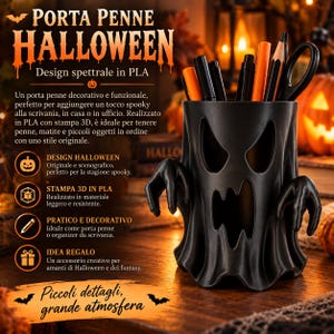 Pode incluir: Um porta-canetas preto impresso em 3D em forma de fantasma com recortes para olhos e boca, apresentando dois braços salientes. O suporte contém várias canetas e lápis. O texto na imagem inclui "PORTA PENNE HALLOWEEN" e "Design spettrale in PLA".
