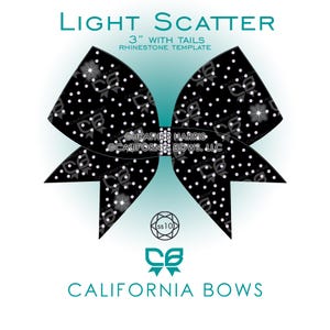 Könnte beinhalten: Eine schwarze Schleifenvorlage mit einem leichten Streumuster aus Strasssteinen, inklusive des Textes LIGHT SCATTER 3" WITH TAILS RHINESTONE TEMPLATE, HEATHER HARRIS, CALIFORNIA BOWS, LLC und einem kreisförmigen ss10-Symbol auf blaugrünem Hintergrund.