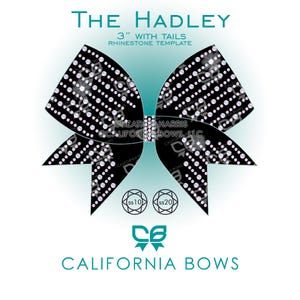 Pode incluir: Um laço preto com detalhes de strass, rotulado como "The Hadley" e "3" com modelo de strass com caudas." O laço é da California Bows, com o nome da marca e o logotipo na parte inferior. O laço tem dois tamanhos de strass, SS10 e SS20.