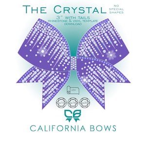 Może przedstawiać: Grafika fioletowej kokardy z wzorem z cyrkonii, zawierająca tekst THE CRYSTAL, 3" WITH TAILS, RHINESTONE & VINYL TEMPLATE DOWNLOAD, NO SPECIAL SHAPES, HTV, SS10, SS16, SS20 oraz CALIFORNIA BOWS. Projekt zawiera środkowy węzeł i dwie końcówki.
