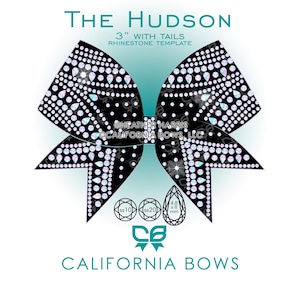 Könnte beinhalten: Eine schwarze schleifenförmige Strass-Vorlage mit dem Titel The Hudson 3" with tails. Das Design zeigt ein Muster aus runden und tropfenförmigen Strasssteinen. Enthält Größenangaben für ss10, ss20 und 4,8 x 8 mm sowie das California Bows Logo.