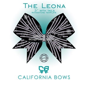 Könnte beinhalten: Eine schwarze schleifenförmige Strass-Vorlage mit dem Titel The Leona 3" with tails. Das Design zeigt ein strahlenförmiges Muster aus klaren Strasssteinen auf schwarzem Grund. Der Text enthält Heather Harris, California Bows LLC und ss10.