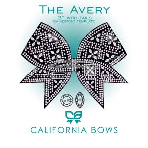 Op de afbeelding: Een strass-sjabloon voor een strik van 3 inch met linten, gelabeld The Avery. Het ontwerp toont een zwarte strikvorm gevuld met kleine ronde strass-steentjes en grotere marquise-vormige stenen in bloemmotieven. Inclusief SS10 en 4x8mm steenpictogrammen.