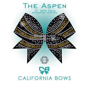 Könnte beinhalten: Eine schwarze Strass-Vorlage in Schleifenform mit dem Titel The Aspen 3" with tails. Das Design zeigt Reihen aus weißen und goldenen Strasssteinen in geschwungenem Muster. Die Mitte ist ein rechteckiger Knoten. Text: California Bows und ss10.