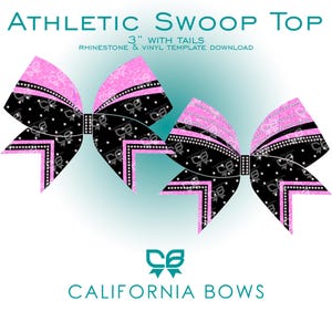 Op de afbeelding: Twee zwarte en roze haarstrikken met een breedte van 7,6 cm en linten. Het ontwerp bevat strass-accenten, een centrale knoop en een herhalend logopatroon. Tekst: ATHLETIC SWOOP TOP, 3" WITH TAILS, RHINESTONE & VINYL TEMPLATE DOWNLOAD, CALIFORNIA BOWS.