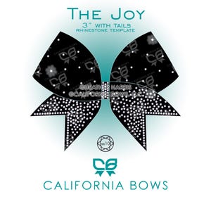 Könnte beinhalten: Eine schwarze Strass-Vorlage in Schleifenform mit dem Titel THE JOY 3" WITH TAILS. Das Design zeigt einen Mittelknoten und zwei Bänder, die dicht mit kleinen runden Strassmustern bedeckt sind, sowie Stern- und Punktakzente auf den Schleifen.