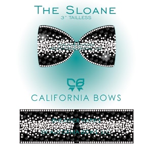 Puede incluir: Un lazo negro y blanco con el texto "THE SLOANE 3" TAILLESS" y "CALIFORNIA BOWS". El lazo está decorado con puntos blancos y pequeñas formas de mariposa. El lazo mide aproximadamente 7.6 cm de largo.