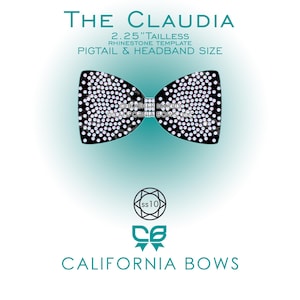 Può includere: Un modello di strass nero a forma di fiocco etichettato THE CLAUDIA 2.25" TAILLESS RHINESTONE TEMPLATE PIGTAIL & HEADBAND SIZE. Il design presenta un motivo denso di strass circolari, un connettore centrale e il testo CALIFORNIA BOWS.