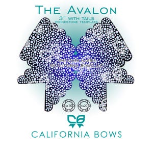 Op de afbeelding: Een zwart strass-sjabloon voor een strik van 7,62 cm met linten, gelabeld The Avalon. Het ontwerp heeft een dicht patroon van cirkelvormige uitsparingen voor steentjes. Bevat twee cirkelvormige iconen met SS10 en SS20, en de tekst California Bows.