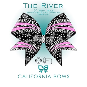 Peut inclure: Un motif de nœud de cheerleading noir avec des rayures pailletées roses et des strass transparents. Le texte indique : THE RIVER, 3" WITH TAILS, RHINESTONE & VINYL TEMPLATE DOWNLOAD, HEATHER HARRIS, CALIFORNIA BOWS, LLC, ss10, HTV, CALIFORNIA BOWS.