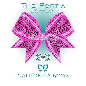 Könnte beinhalten: Eine leuchtend pinke Schleifenvorlage mit einem Strassmuster aus schwarzen Punkten und klaren Kristalllinien. Der Text lautet: THE PORTIA, 3" WITH TAILS, RHINESTONE TEMPLATE, HEATHER HARRIS, CALIFORNIA BOWS, LLC, SS10, SS20 und CALIFORNIA BOWS.