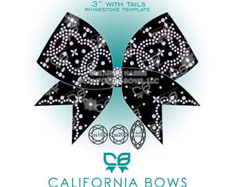 Może przedstawiać: Czarny szablon z dżetami w kształcie kokardy zatytułowany THE CREW 3" WITH TAILS RHINESTONE TEMPLATE. Wzór zawiera przezroczyste, błyszczące dżety ułożone w skomplikowane wzory na powierzchni kokardy, z trzema okrągłymi i markizowymi ikonami rozmiaru kamieni na dole. Widoczny jest tekst CALIFORNIA BOWS oraz branding Heather Harris.
