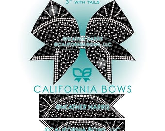 Może przedstawiać: Czarna kokarda do włosów z białymi zdobieniami z cyrkonii w kształcie promieni słońca, oznaczona jako The Genie 3" with tails. Projekt zawiera napis California Bows oraz informacje o prawach autorskich dla Heather Harris i California Bows, LLC.