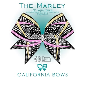Könnte beinhalten: Eine schwarze Haarschleifen-Vorlage mit dem Titel THE MARLEY 3" WITH TAILS RHINESTONE & VINYL TEMPLATE DOWNLOAD. Die Schleife hat eine schwarze Basis mit klaren Strasssteinen und diagonalen rosa und gelben Vinylstreifen. Enthält SS10 und HTV Symbole.