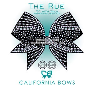 Könnte beinhalten: Eine schwarze schleifenförmige Strass-Vorlage mit dem Titel The Rue 3" with tails. Das Design zeigt Reihen aus klaren Strasssteinen auf schwarzem Grund, mit Größenangaben SS10 und SS16 sowie Copyright-Text für Heather Harris und California Bows, LLC.