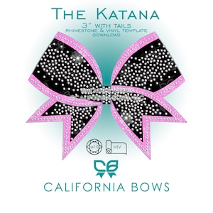 Może przedstawiać: Czarna kokarda z różowymi obwódkami i srebrnymi cyrkoniami, oznaczona jako The Katana 3" with tails rhinestone and vinyl template download. Zawiera ikony kamieni ss10 i HTV oraz widoczny tekst Heather Harris i California Bows, LLC.