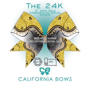Op de afbeelding: Een digitaal ontwerpsjabloon voor een haarstrik van 7,62 cm met gouden glitter- en zwarte vinylpatronen en strass-accenten. De tekst luidt THE 24K, 3" WITH TAILS, RHINESTONE & VINYL TEMPLATE DOWNLOAD, HEATHER HARRIS, CALIFORNIA BOWS, LLC.