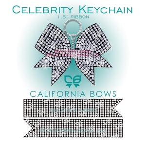 Pode incluir: Chaveiro preto em forma de laço com strass transparentes. O chaveiro tem um anel prateado e o texto "CELEBRITY KEYCHAIN" e "CALIFORNIA BOWS". A fita tem 3,8 cm de largura.