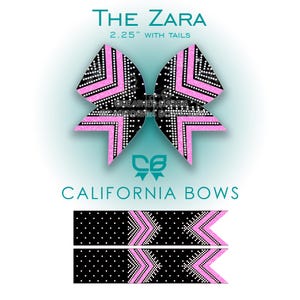 Può includere: Un fiocco per capelli nero e rosa con pois bianchi e un motivo a zig-zag. Il fiocco è etichettato "The Zara" e misura 5,7 cm con code. Il testo "CALIFORNIA BOWS" è anch'esso visibile.
