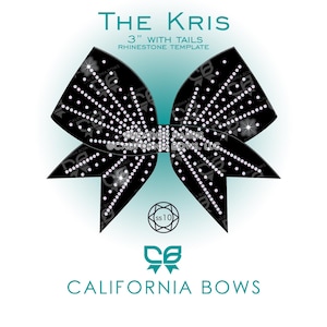 Op de afbeelding: Een zwart striksjabloon met linten, voorzien van een strass-patroon. De tekst luidt: THE KRIS, 3" WITH TAILS, RHINESTONE TEMPLATE, ©HEATHER HARRIS, ©CALIFORNIA BOWS, LLC, ss10 en CALIFORNIA BOWS. Het ontwerp bevat een centrale knoop en twee lange linten.