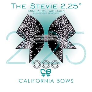 Könnte beinhalten: Eine schwarze schleifenförmige Strass-Vorlage mit der Aufschrift The Stevie 2.25" Mini 2.25" with Tails. Das Design zeigt verstreute klare Strasssteine in den Größen ss10, ss16 und ss20. Text umfasst Heather Harris, California Bows, LLC und Logo.