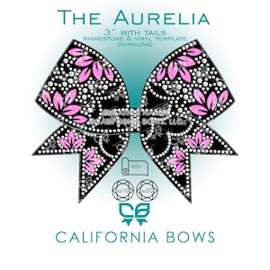 Może przedstawiać: Czarna kokarda z różowymi kwiatowymi akcentami i detalami z dżetów. Wyświetlany jest tekst "THE AURELIA" i "CALIFORNIA BOWS". Kokarda ma 7.6 cm ze wstążkami.