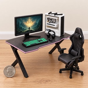 Puede incluir: Un set de juego en miniatura que incluye un escritorio negro con borde rosa, un monitor de computadora con un paisaje fantástico, una torre de PC blanca, un teclado con retroiluminación verde, un ratón negro, auriculares y una silla gamer negra.