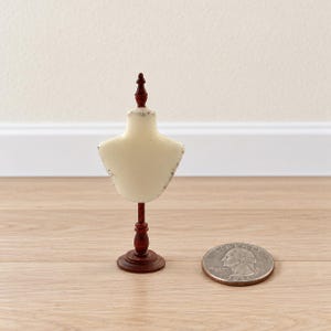 Busto de maniquí en miniatura con acabado envejecido a mano, decoración vintage para sala de costura de casa de muñecas (2,17 pulgadas)