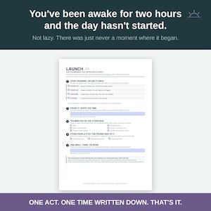 Può includere: Un documento stampato bianco intitolato LAUNCH FOR THE MORNING THAT NEVER QUITE STARTS, che presenta una lista di controllo numerata con cinque passaggi per iniziare la giornata, incluse caselle di controllo e righe per scrivere, su sfondo scuro.