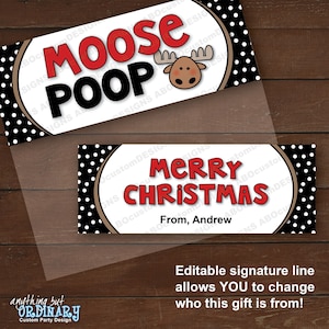 Peut inclure: Une étiquette cadeau imprimable avec un fond à pois noir et blanc. L'étiquette dit "Moose Poop" en lettres rouges avec une illustration de caribou de dessin animé. Le bas de l'étiquette dit "Joyeux Noël" en lettres rouges avec un espace pour une ligne de signature personnalisée. Le texte "De la part d'Andrew" est inclus à titre d'exemple.