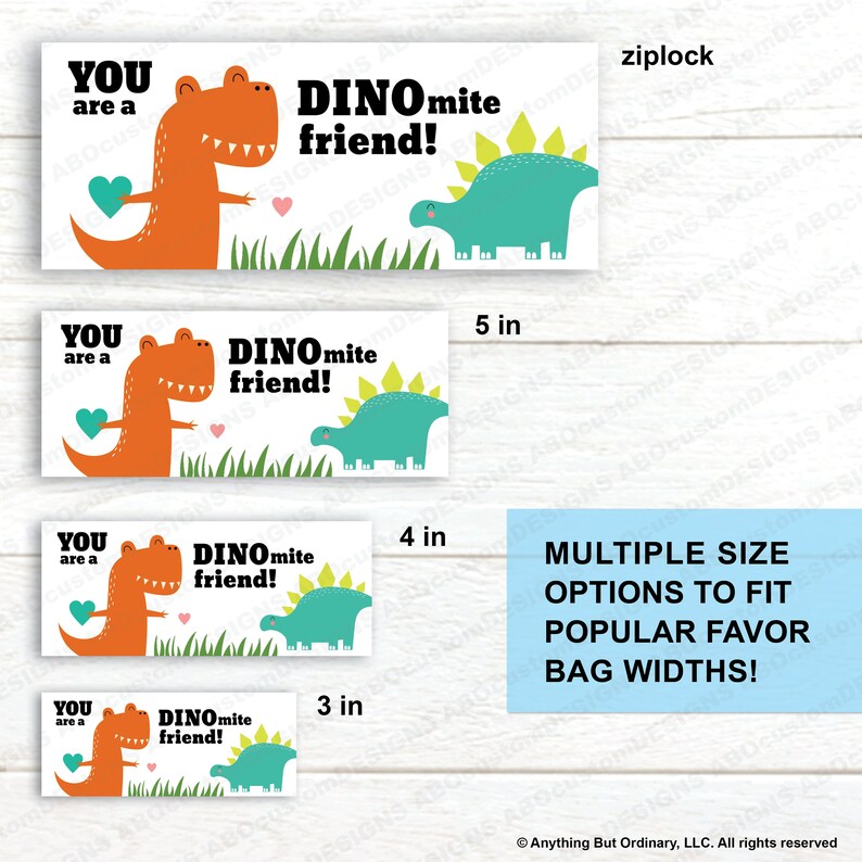 Puede incluir: Dise&ntilde;o rectangular blanco con el texto "YOU are a DINOmite friend!" e ilustraciones de dinosaurios naranjas y verde azulado. Disponible en varios tama&ntilde;os, incluyendo 7.6, 10.2 y 12.7 cm, para bolsas de regalo.