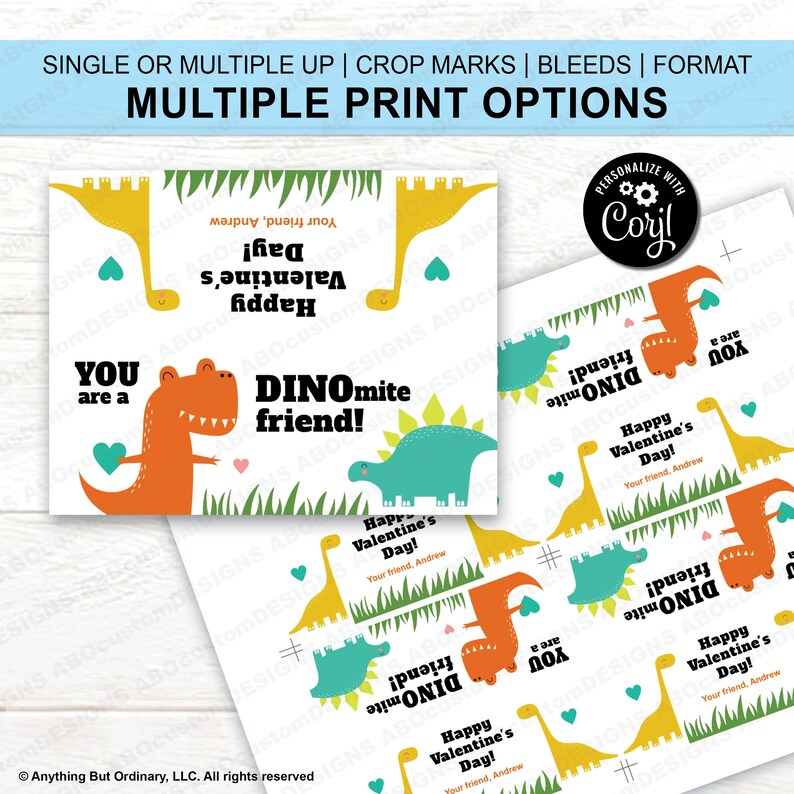 Puede incluir: Tarjetas de San Valent&iacute;n con ilustraciones de dinosaurios. Las tarjetas presentan dinosaurios naranjas, amarillos y turquesas con el texto "YOU are a DINOmite friend!" y "Happy Valentine's Day!". Las tarjetas est&aacute;n dise&ntilde;adas con un fondo blanco y hierba verde.