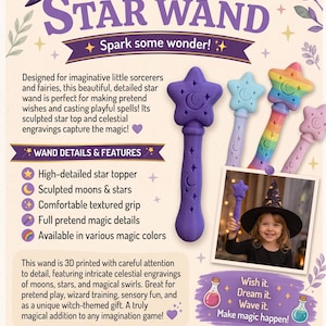 Op de afbeelding: Een paarse stervormige toverstaf met hemelse maan- en stergravures op het handvat en de bovenkant. De tekst luidt My Little Star Wand, Spark some wonder, Wand Details & Features en Wish it. Dream it. Wave it. Make magic happen.
