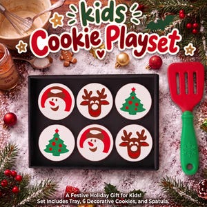Könnte beinhalten: Ein schwarzes rechteckiges Tablett mit sechs runden weißen Dekokeksen mit roten und grünen Weihnachtsmotiven wie Schneemännern, Rentieren und Tannenbäumen sowie einem roten und grünen Silikonspatel mit Schneeflockengriff.