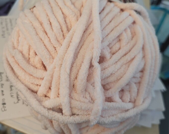 Bernat Blanket Yarn, Blush Pink, 10.5oz Super Bulky#6, Polyester, Chenille Machine Washable and Dry on Delicate