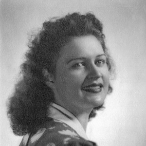 Photo vintage à téléchargement numérique - femme des années 1950 avec de beaux cheveux ondulés et sourire rouge à lèvres portrait en studio - utilisation pour des projets de collage