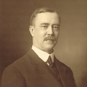 Download digital Homem vintage com um lindo bigode sentado para um retrato formal de estúdio