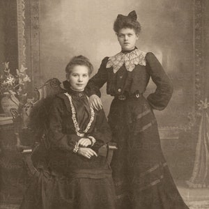 Viktorianische Mädchen Schwestern Freunde Kinder elegante Kleider amerikanische Porträt antike Fotografie Vintage Foto druckbare Bild druckbare Bild