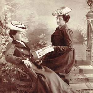 Digitale download vintage foto - Victoriaanse vrouwen die oudere mooie zussen zijn die familiefoto's aansteken Grappig studioportret