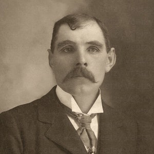 Digital Download Vintage Foto - viktorianischer Mann, gut aussehender Gentleman mit Schnurrbart mit Anzug und Krawatte Mode klassische sitzende Studio Portrait